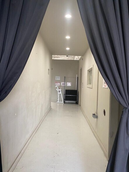 More Photos Of 3356 E 14th St, Los Angeles Warehouse For Lease