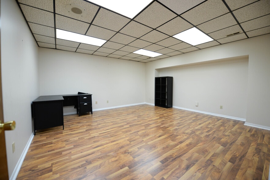 More Photos Of 20620 Burl Ct, Joliet Warehouse For Lease