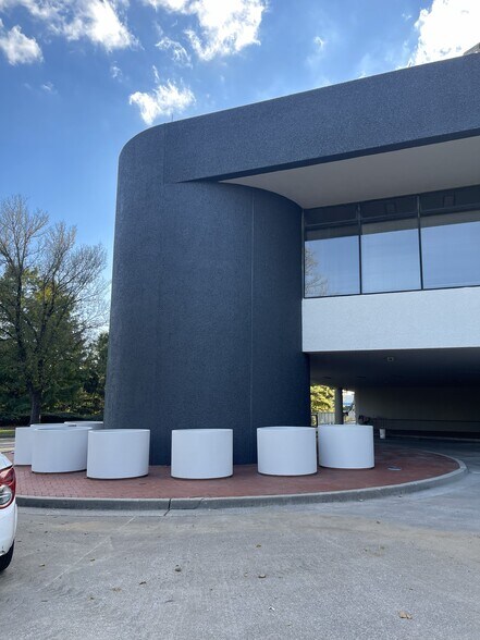 More Photos Of 101 Yorkshire Blvd, Lexington Medical For Sale