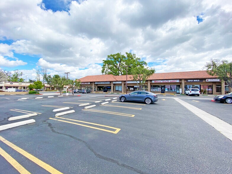 More Photos Of 23120-23130 Lyons Ave, Santa Clarita Unknown For Lease