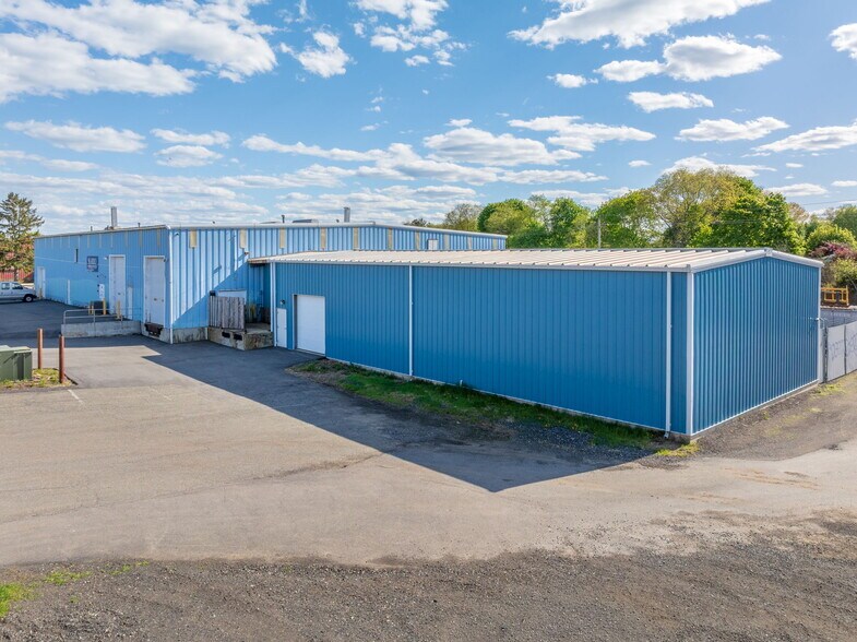 More Photos Of 27 Tozer Rd, Beverly Warehouse For Lease