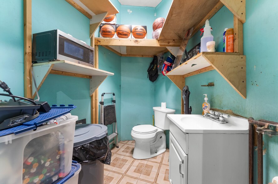 More Photos Of 5716 Myrtle Ave, Ridgewood Storefront Retail Office For Lease