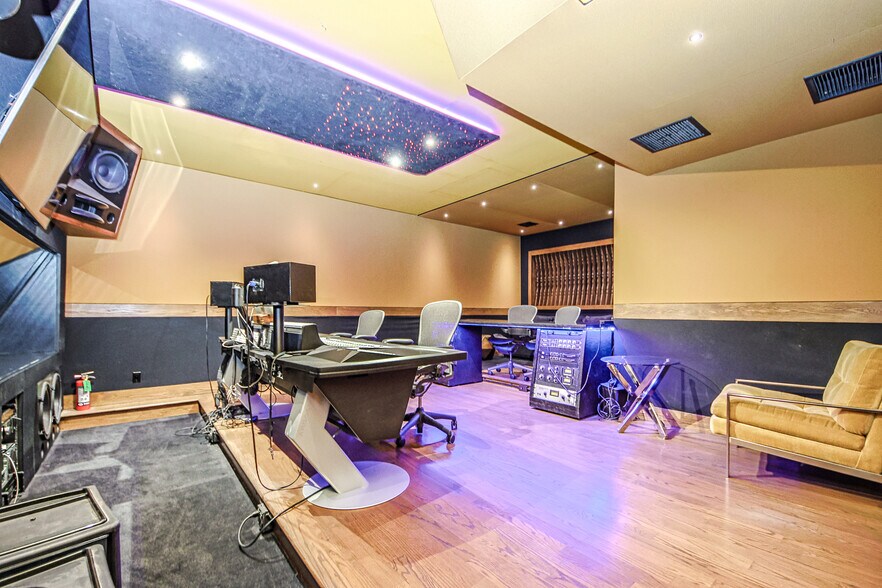 More Photos Of 10800 Ventura Blvd, Studio City Loft Creative Space For Lease