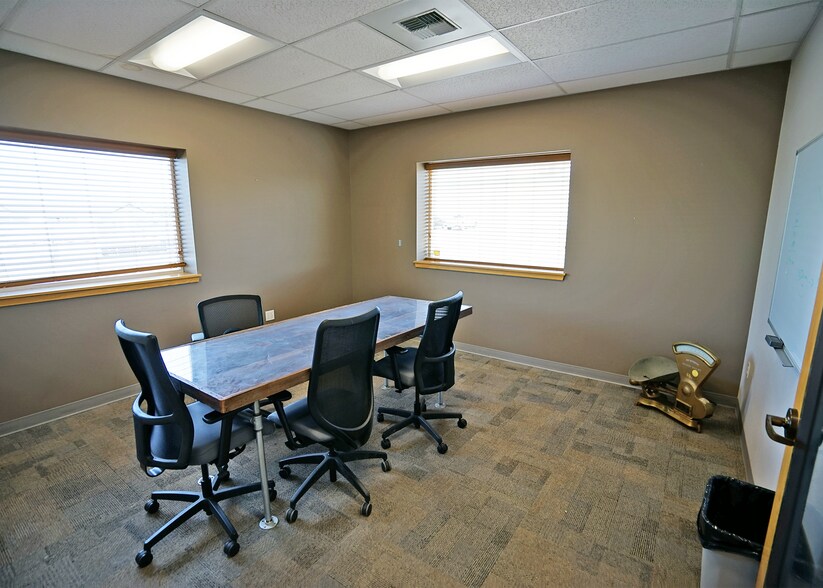 More Photos Of 940 E Wine Country Rd, Grandview Office For Lease