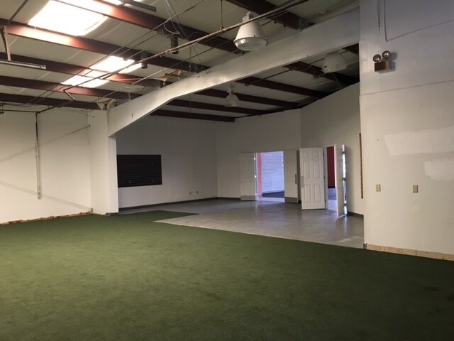 More Photos Of 1080 N Cobb Pky, Marietta Freestanding For Lease