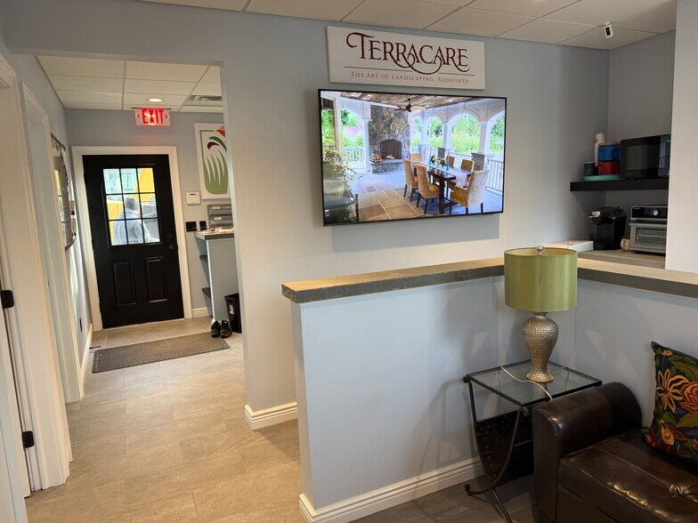 More Photos Of 90 Ramapo Valley Rd, Oakland Freestanding For Lease