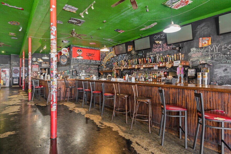 More Photos Of 310 Seabreeze Blvd, Daytona Beach Storefront For Sale