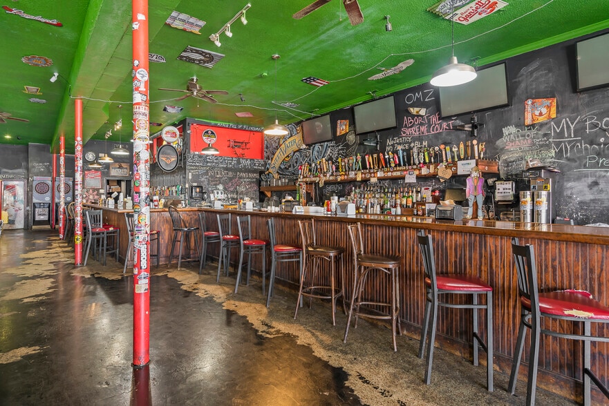 More Photos Of 310 Seabreeze Blvd, Daytona Beach Storefront For Sale