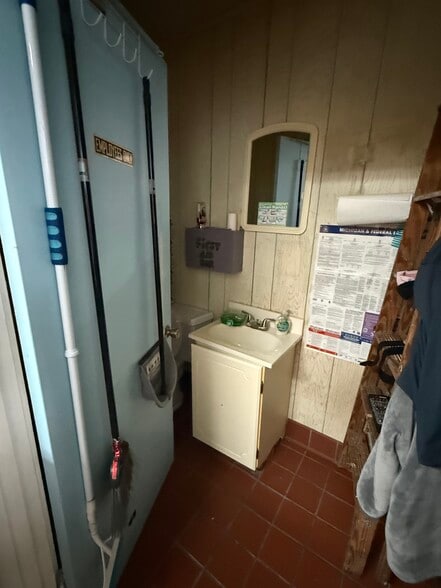 More Photos Of 108 E Bellevue St, Leslie Storefront For Sale