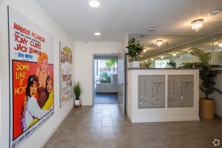 More Photos Of 10555 Bloomfield St, Toluca Lake Apartments For Sale