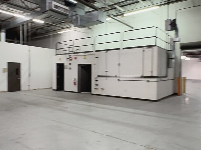 More Photos Of 15203 S Commerce Dr, Dearborn Manufacturing For Lease