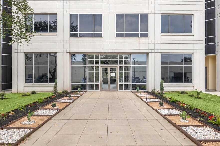More Photos Of 9800 Centre Pky, Houston Office For Lease