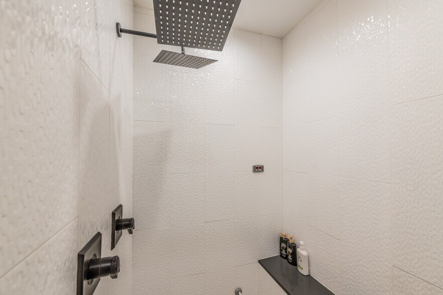 More Photos Of 630 S Walters, San Antonio Freestanding For Sale