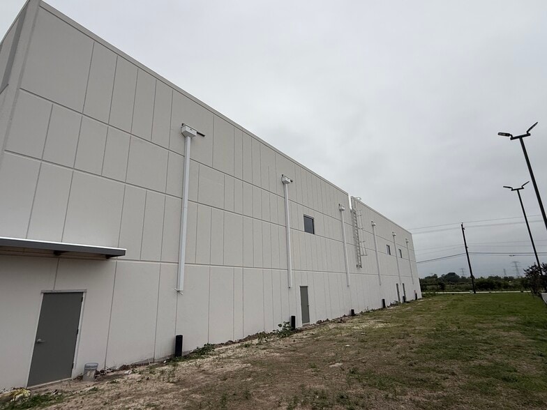 More Photos Of 14410 Fondren Rd, Missouri City Warehouse For Lease