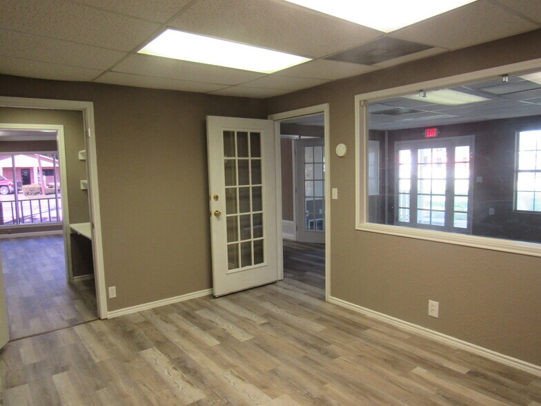 More Photos Of 1802 N Center St, Bonham Office For Sale
