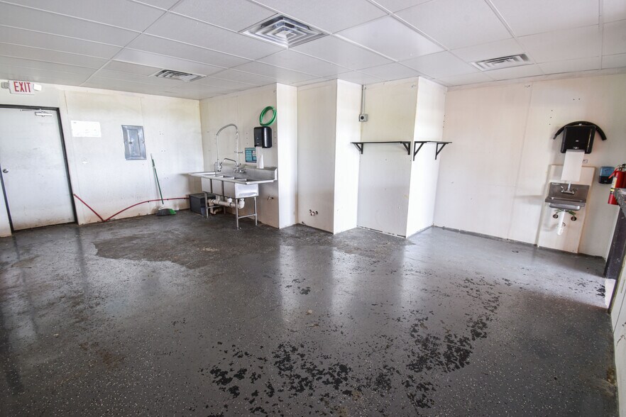 More Photos Of 4550 Station Cir, Northport Freestanding For Lease