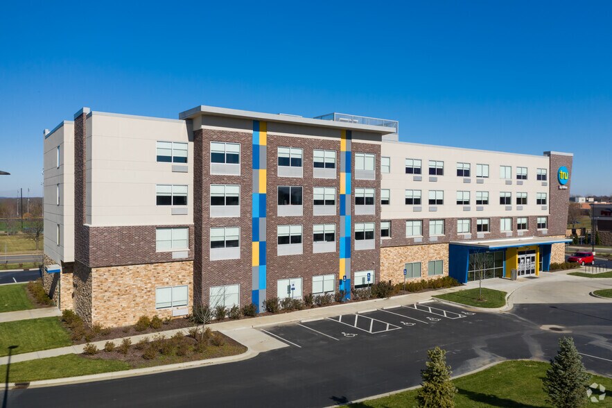 Primary Photo Of 510 Wakarusa Dr, Lawrence Hotel For Sale