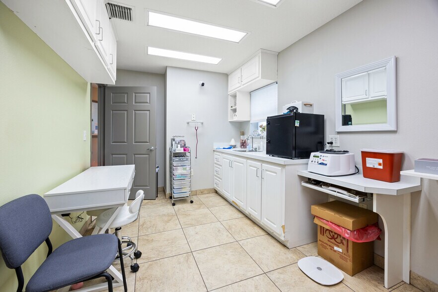 More Photos Of 2200 S Bay St, Eustis Office For Sale