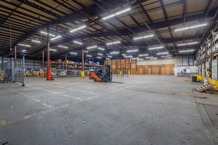 More Photos Of 725 Main St, Millis-Clicquot Distribution For Lease