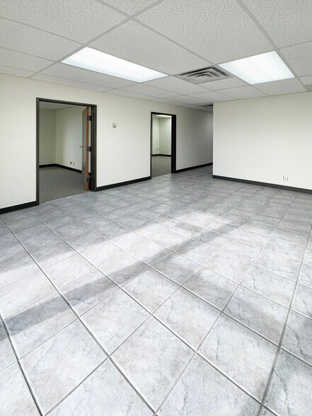 More Photos Of 2005 N Willow Ave, Broken Arrow Service For Lease