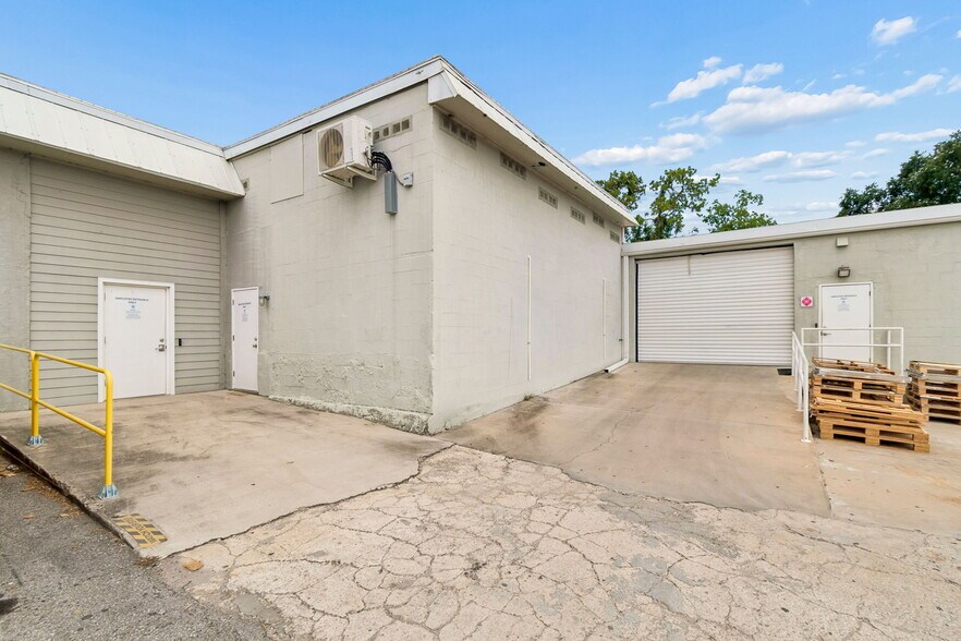 More Photos Of 1760-1770 Calumet St, Clearwater Warehouse For Lease