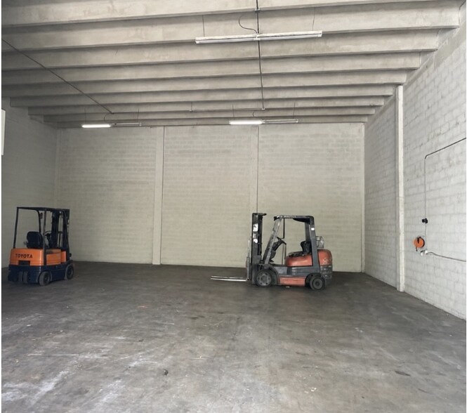 More Photos Of 6998-6992 NW 51st St, Miami Warehouse For Lease