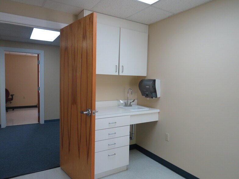 More Photos Of 9506 Hospital Ave, Nassawadox Medical For Sale