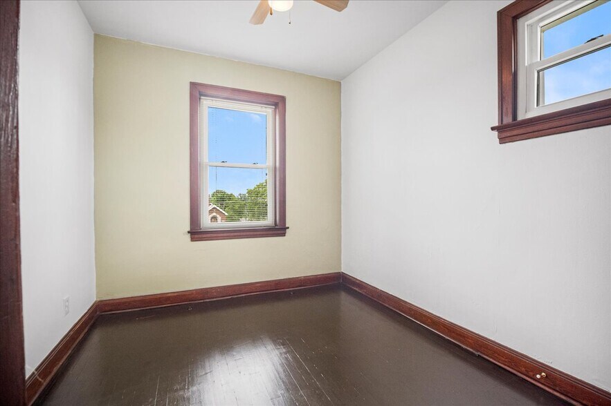 More Photos Of 8700 Gravois Rd, Saint Louis Storefront Retail Residential For Sale