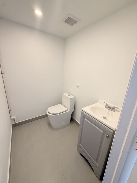 More Photos Of 1899 NW 21st St, Miami Warehouse For Sale