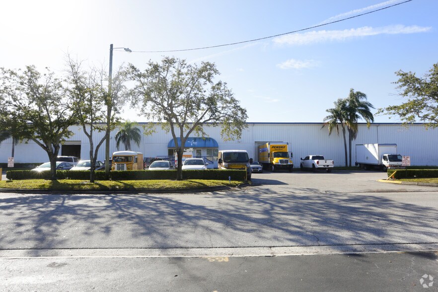 More Photos Of 3032-3090 44th Ave N, Saint Petersburg Warehouse For Lease