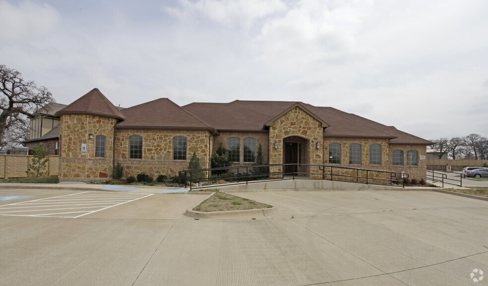 More Photos Of 923 W Glade Rd, Hurst Office For Lease