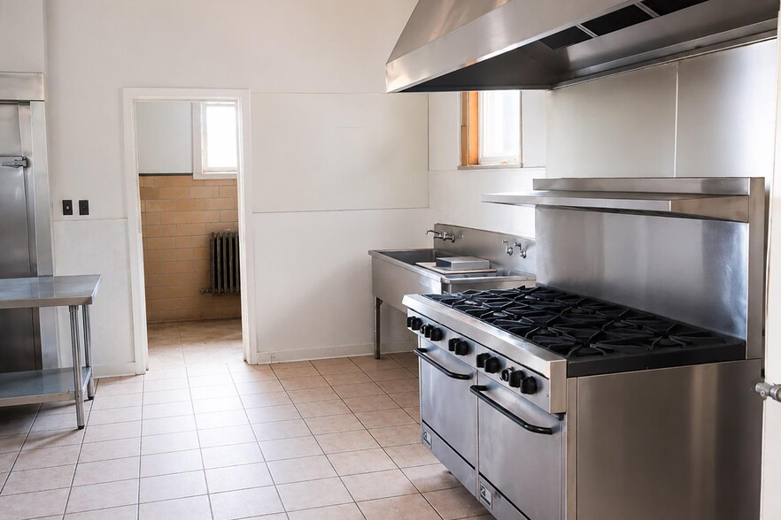 More Photos Of 23300 W Davison St, Detroit Specialty For Lease