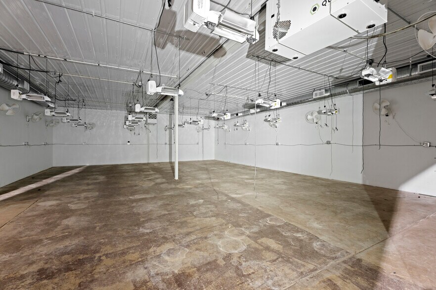 More Photos Of 57530 E Highway 59, Fairland Manufacturing For Sale