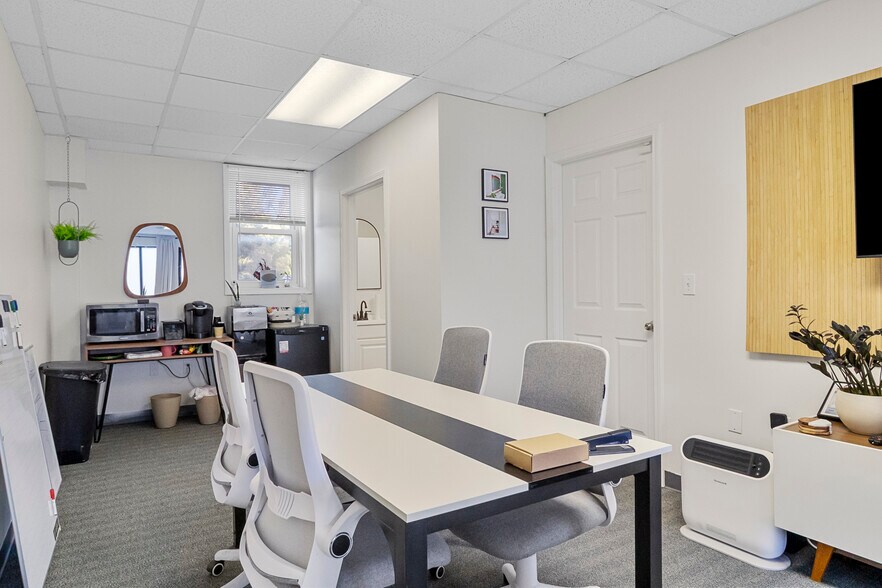 More Photos Of 1119-1123 Merriam Ln, Kansas City Office For Sale