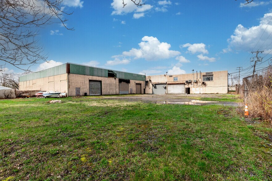 More Photos Of 2425 Hyde Park Blvd, Niagara Falls Freestanding For Sale