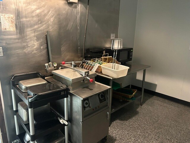 More Photos Of 120 S Monroe St, Golconda Supermarket For Sale