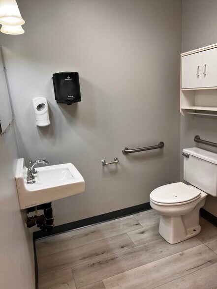 More Photos Of 1401 Applewood Dr, Dalton Medical For Lease