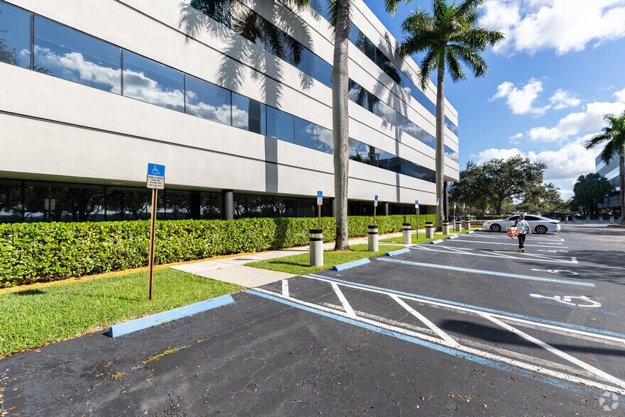 More Photos Of 8100 Oak Ln, Miami Lakes Office For Lease