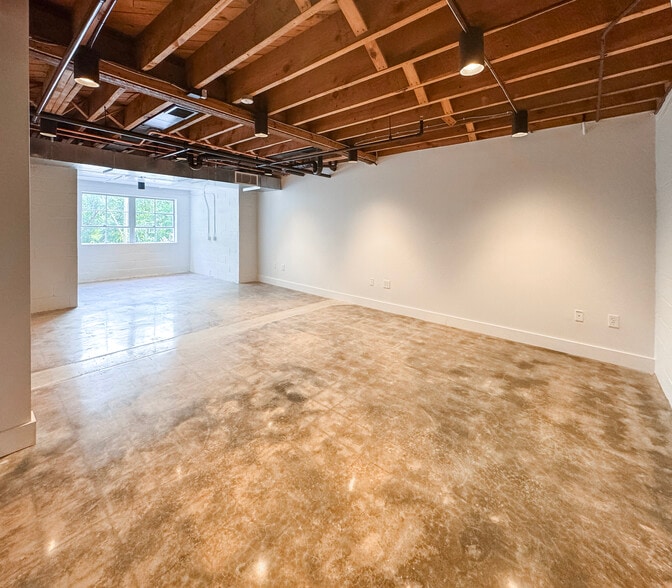 More Photos Of 1881 Howell Mill Rd NW, Atlanta Office For Lease