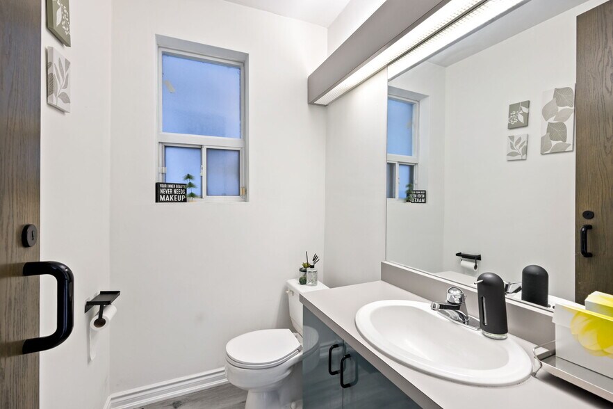 More Photos Of 1611 Bloor St W, Toronto Storefront Retail Office For Sale