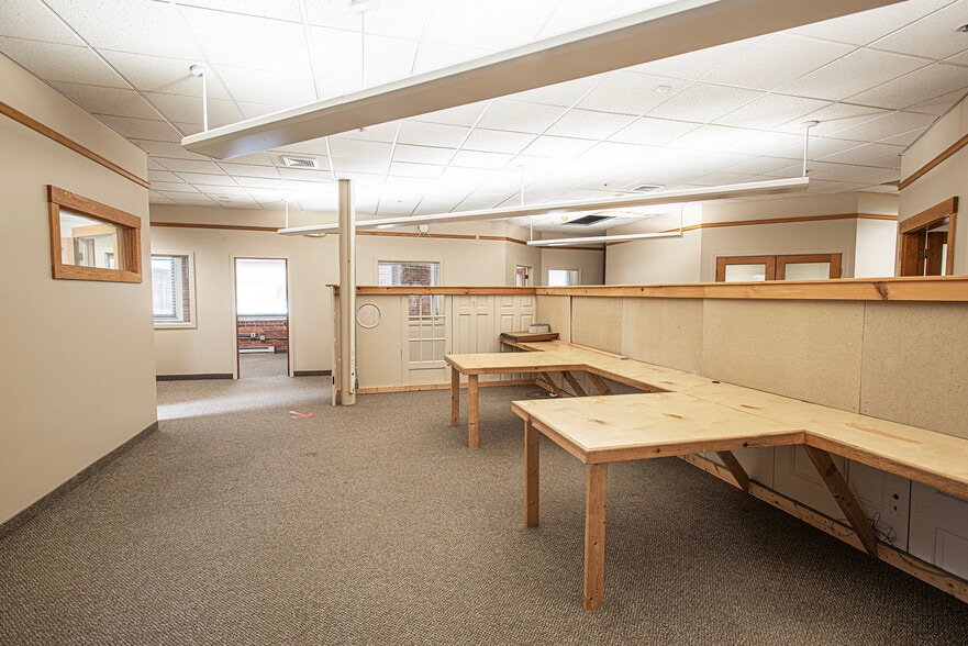 More Photos Of 320 Riverside Dr, Florence Office For Sale