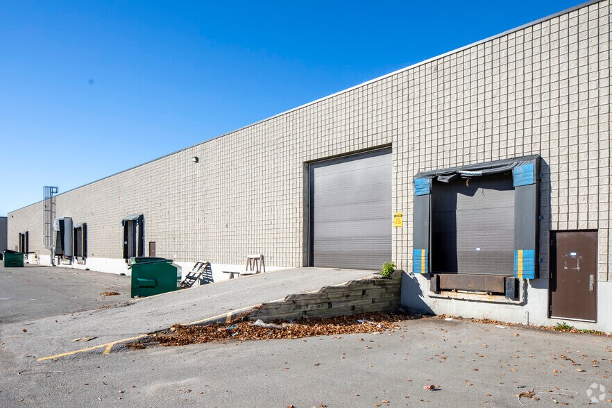 More Photos Of 1750 Courtneypark Dr E, Mississauga Showroom For Lease