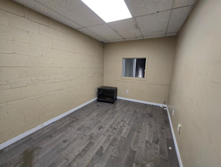 More Photos Of 1501-1569 Aut Desserte N, Laval Warehouse For Lease