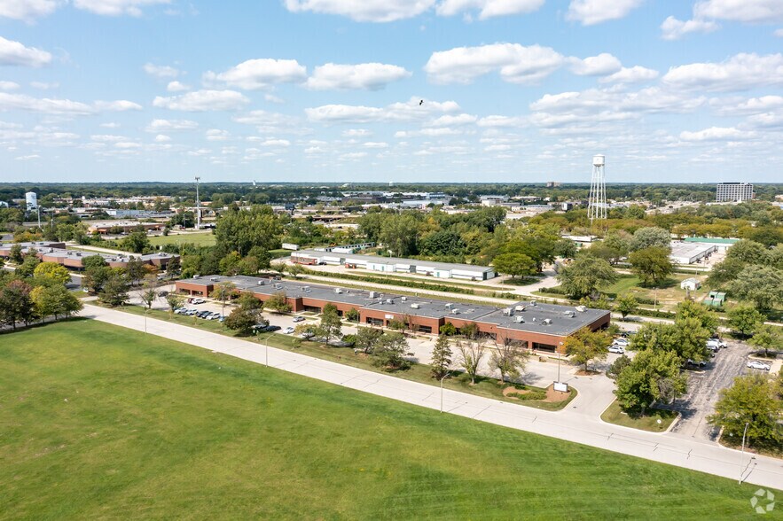 More Photos Of 3350 W Salt Creek Ln, Arlington Heights Showroom For Lease