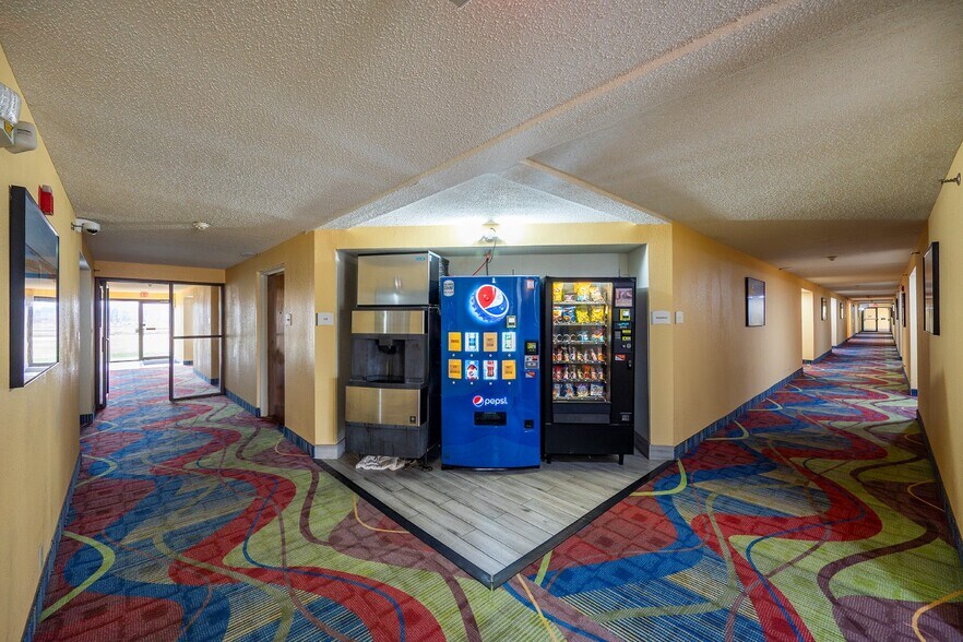 More Photos Of 2200 S Court St, Grayville Hotel For Sale