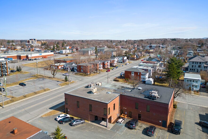 More Photos Of 190 Rue Deragon, Granby Office For Sale