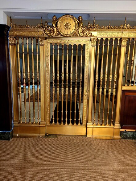 More Photos Of 1110 W 35th St, Chicago Office For Sale