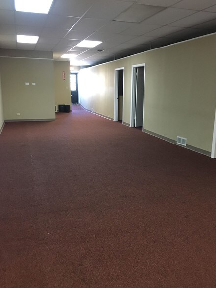 More Photos Of 4640-4650 Oakton St, Skokie Storefront For Lease