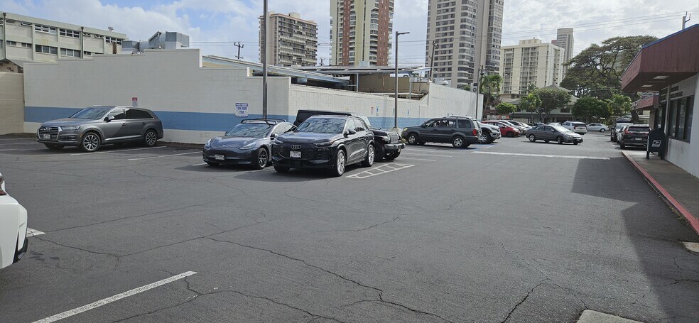 More Photos Of 2700 S King St, Honolulu Unknown For Lease