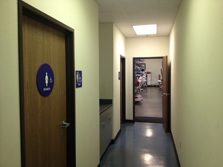 More Photos Of 163-165 E Freedom Ave, Anaheim Warehouse For Lease